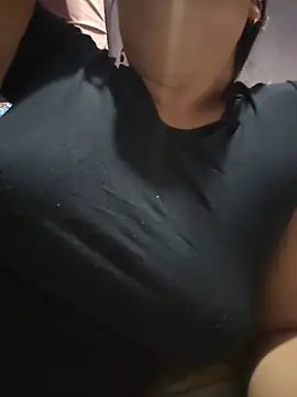 selena_gomez2 live cam on StripChat