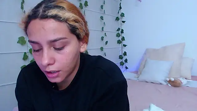 Sarabubbie live cam on StripChat