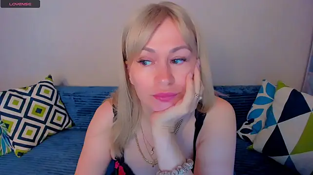 EllenMoore live cam on StripChat