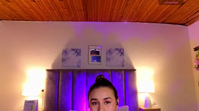 Victoria_Hils webcam