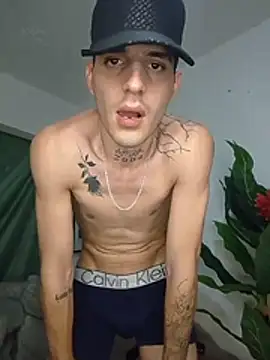 MaxHornyLatin webcam