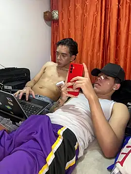 Yoskingg_moisest live sex cam