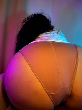 CurlyMilf_Vannexxxa webcam