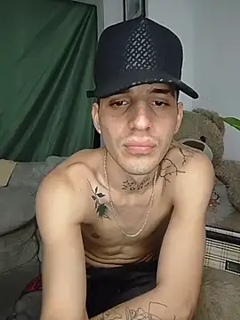 MaxHornyLatin webcam