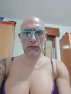 lya_crossdresser webcam