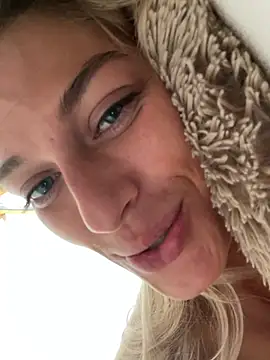 Bellalolahot webcam