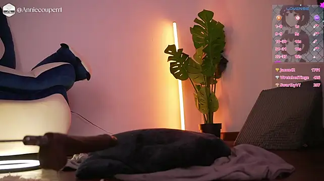 anniecouperr (F young) - DILDO IN PUSSY RIDING !!