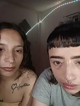 AlexxaAndRileyy webcam