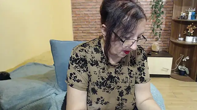 EvelyneFlirtyMilf webcam