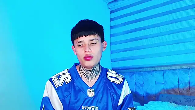 _justinmoon2 live cam on StripChat