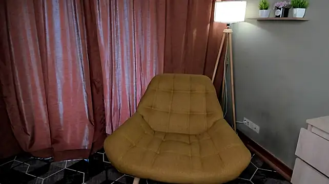LeyaBloom webcam