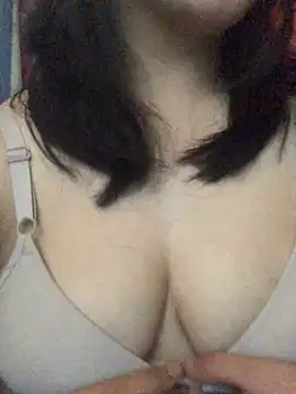 Tiiahpu02 live cam on StripChat