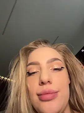 HugeBoobsAlice webcam