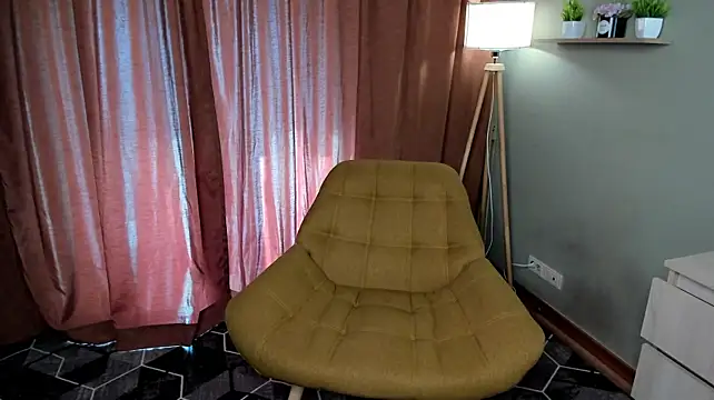 LeyaBloom webcam