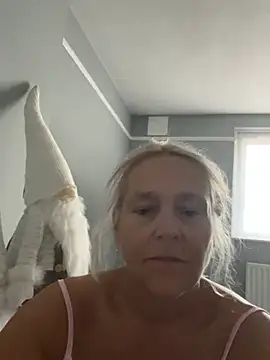 Blondnboujee53 live cam on StripChat