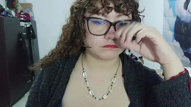 curly_greeneyed webcam