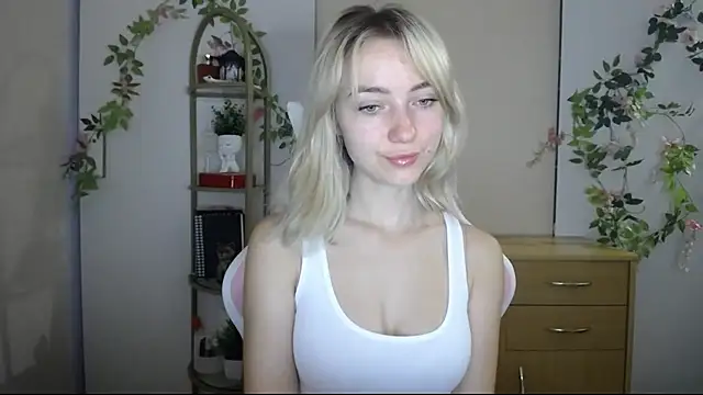 LuciaYoung live cam on StripChat