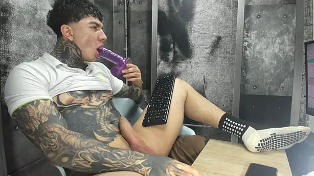 Gury_tattoo webcam