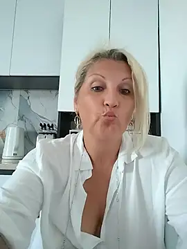 Divineblond live cam on StripChat