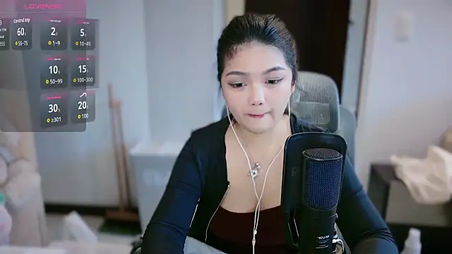 c-xuxu150 live room snapshot on Stripchat