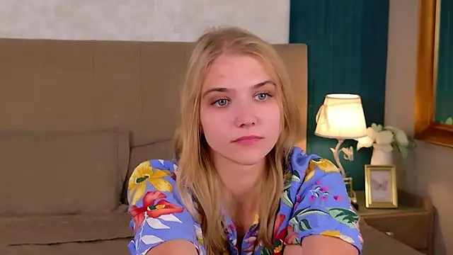4example_Chloe webcam
