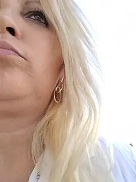 Divineblond webcam