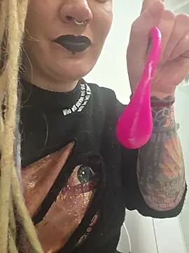 PinkTheHawk webcam