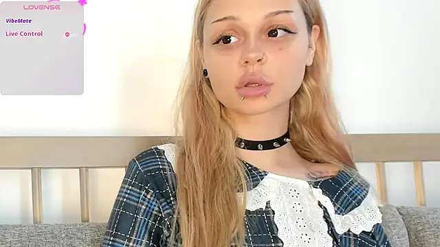 MelonyEmo webcam