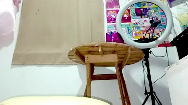 PetiteIvoryQueen19 webcam