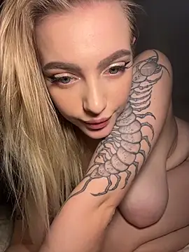 HugeBoobsAlice webcam