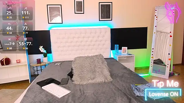 KiraNeeww webcam