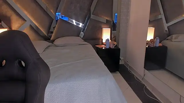 LilithBloom7 webcam