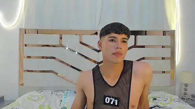ADRIAN_LUUST webcam