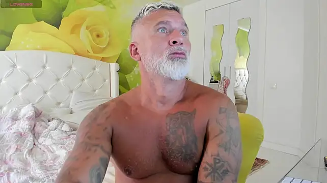 BlowMyXXL live sex cam