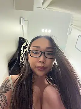 trytomakememoam live cam on StripChat