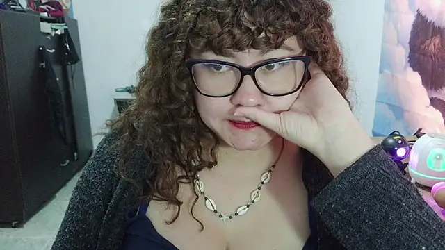 curly_greeneyed live cam on StripChat