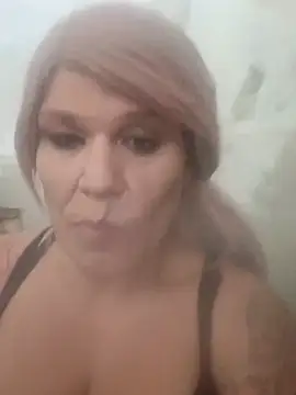 deedeedoll82222 live sex cam