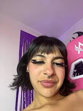 Larah_bell_uwu live cam on StripChat