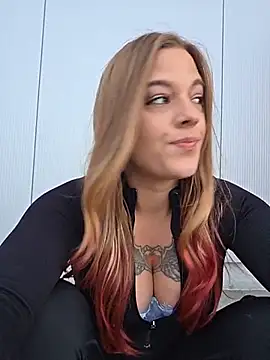 Luna_Lynn 🥎 live webcam