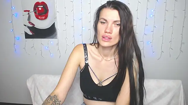 MilaLoona webcam