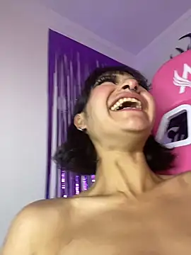 Larah_bell_uwu webcam