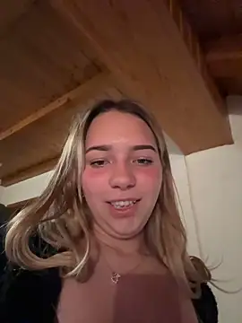 naomi-klein - Cam-Girl auf stripchat, spricht Deutsch