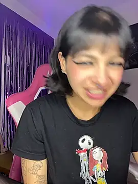 Larah_bell_uwu webcam