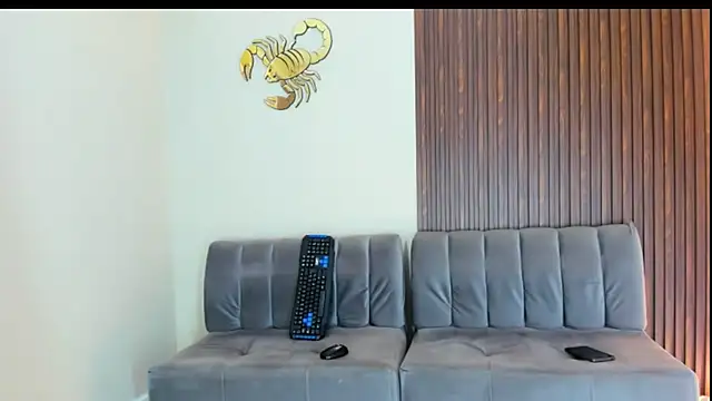 Charlie_Scorpion live cam on StripChat
