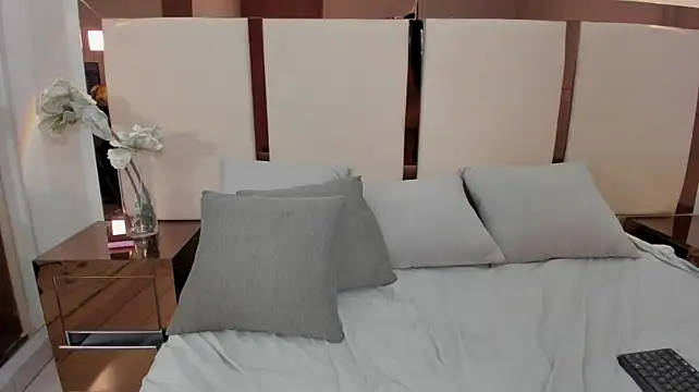 _lya_white webcam