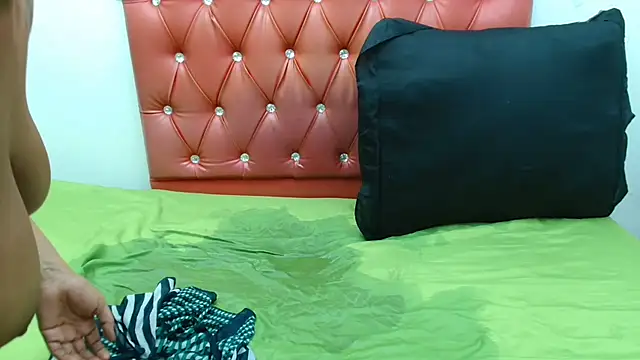 LolaTwerksXX webcam