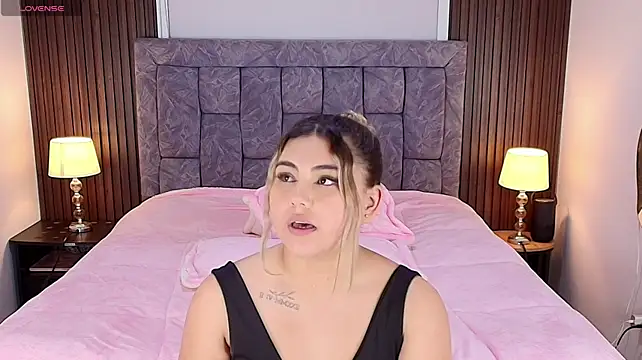 MeganCrow webcam