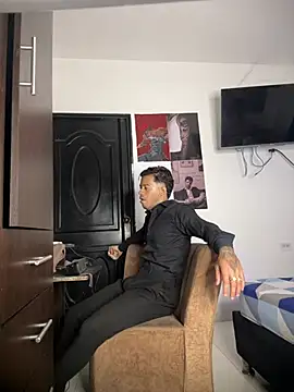 Enzomoretti__ live cam on StripChat