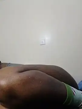 Queenn_tiara live cam on StripChat
