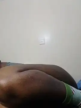 Queenn_tiara live cam on StripChat